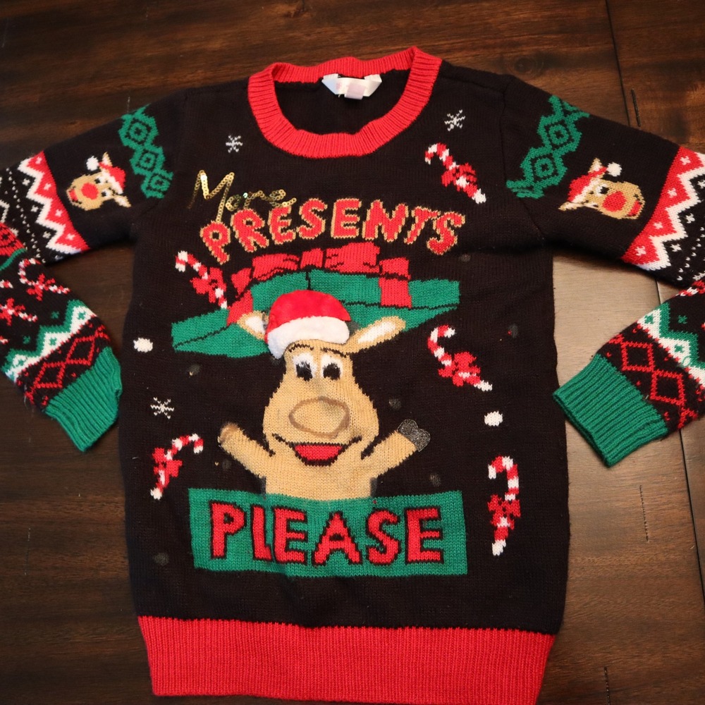No Boundaries Reindeer Christmas Sweater Kids XS Black Red "Presents" Graphic
